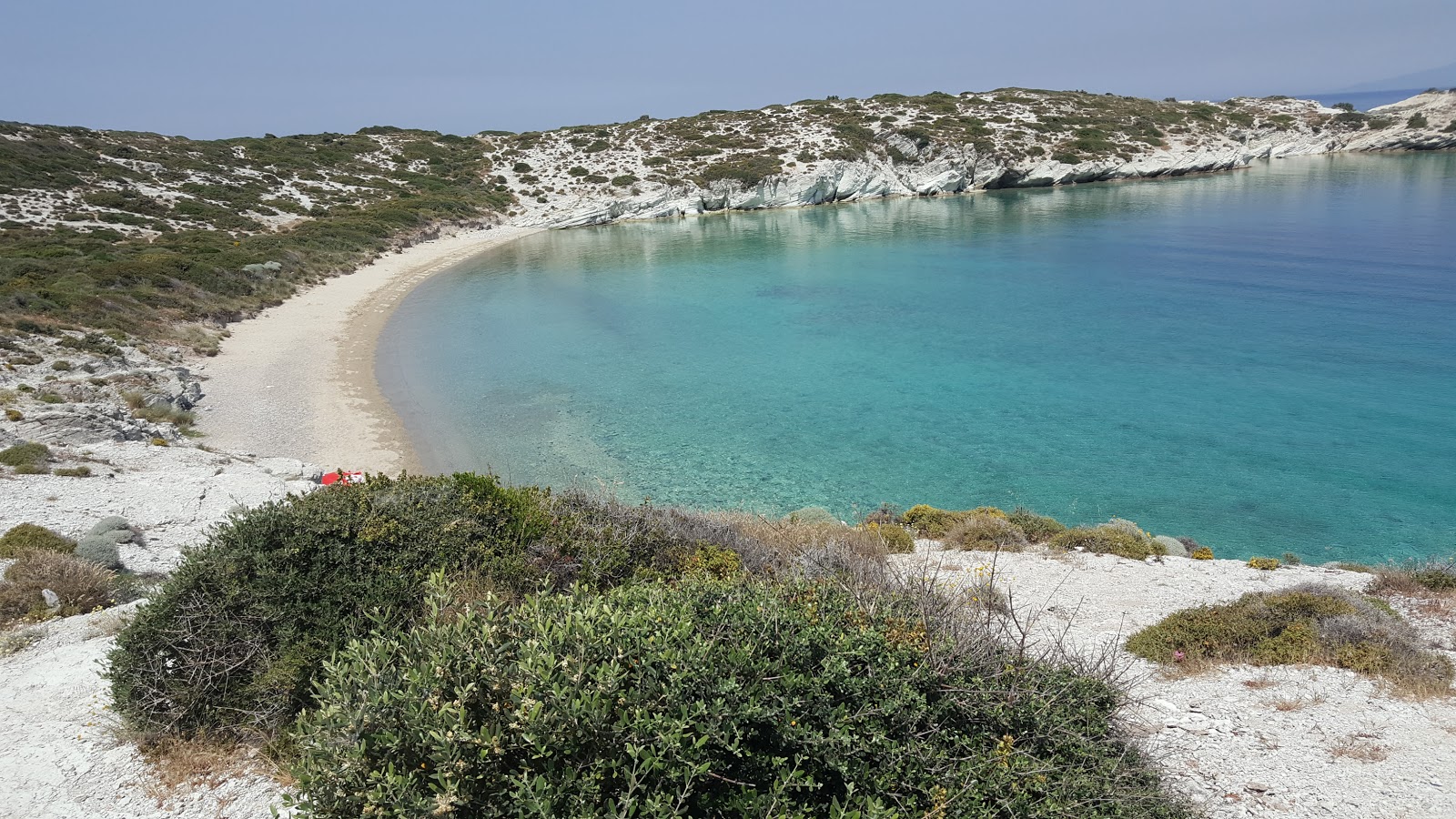 Foca beach'in fotoğrafı uçurumlarla desteklenmiş