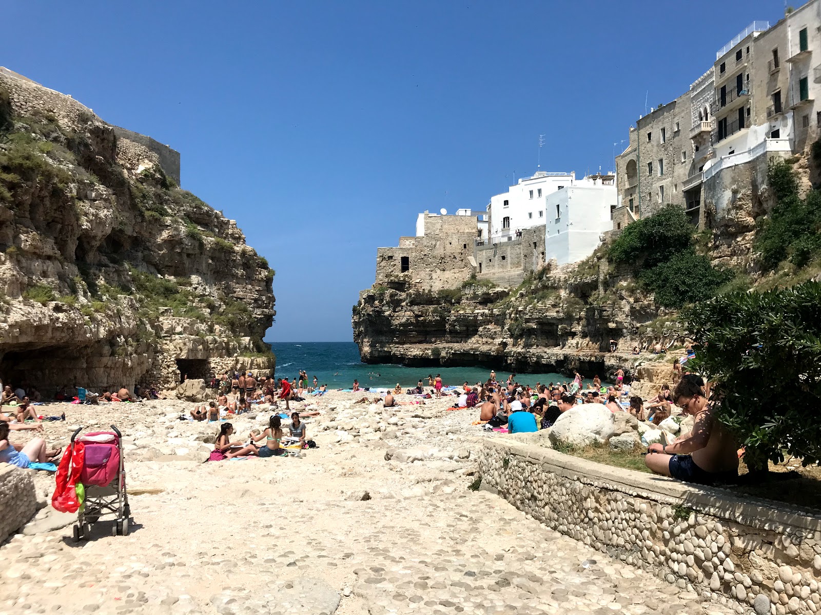 Foto di Lama Monachile beach con una superficie del ciottolo leggero