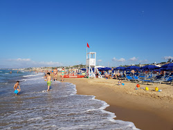 Spiaggia Plaja'in fotoğrafı uçurumlarla desteklenmiş