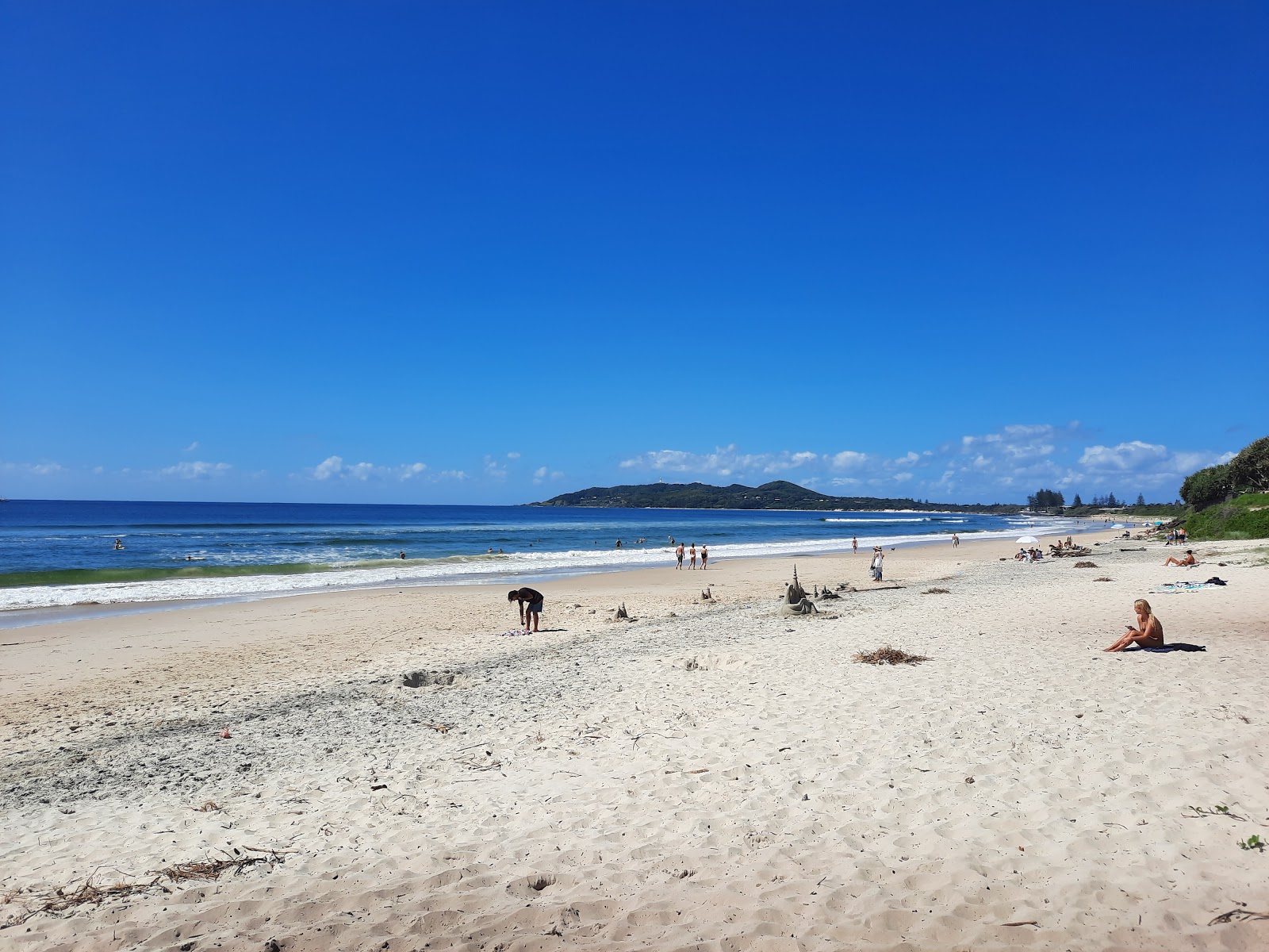 Φωτογραφία του Belongil Beach με φωτεινή άμμος επιφάνεια