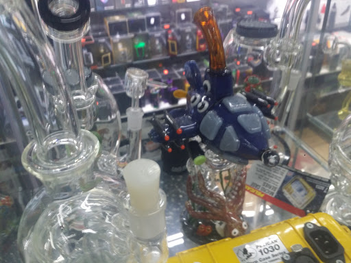 Tobacco Shop «The Hub Smoke Shop & Gifts», reviews and photos, 6410 N Oak Trafficway, Kansas City, MO 64118, USA