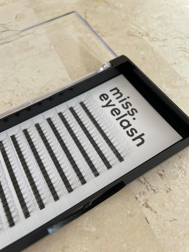 الآنسة رمش - Miss Eyelash