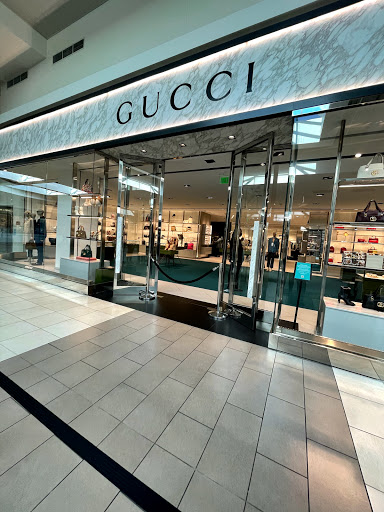 Gucci - Fashion Outlets Of Chicago - Leather goods store - Rosemont,  Illinois - Zaubee