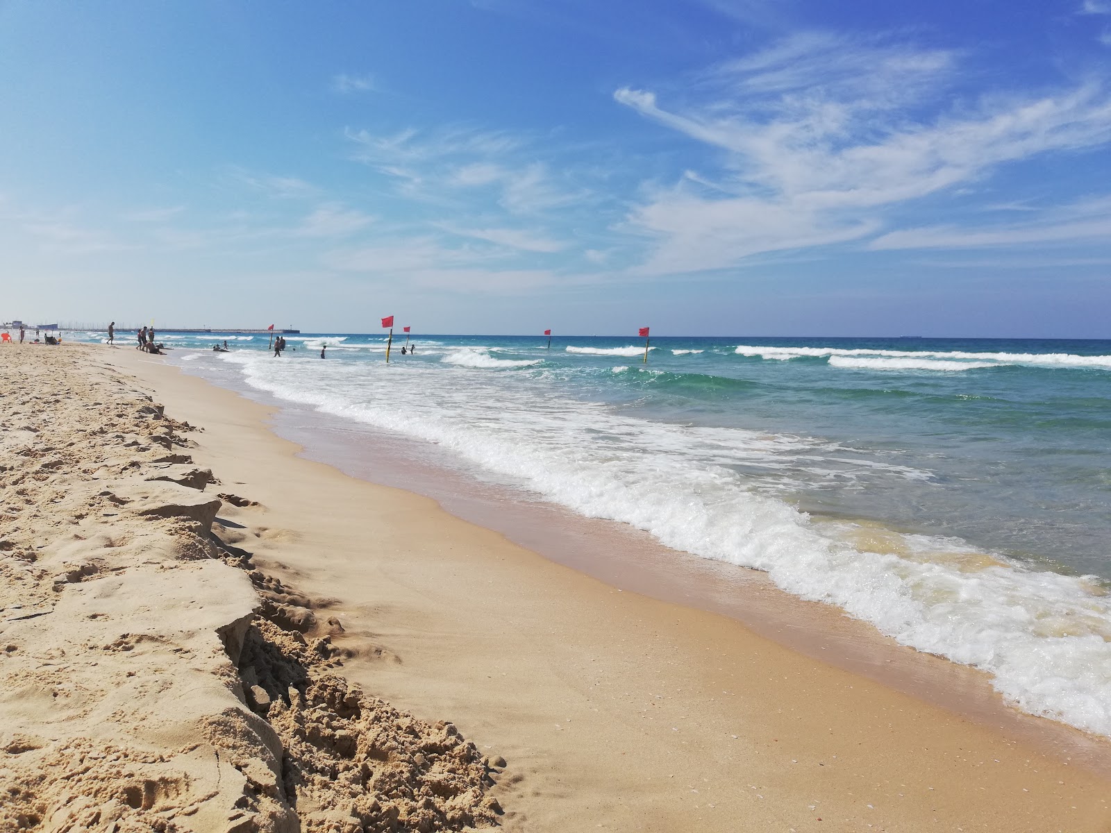 Foto de Oranim beach con arena fina beige superficie