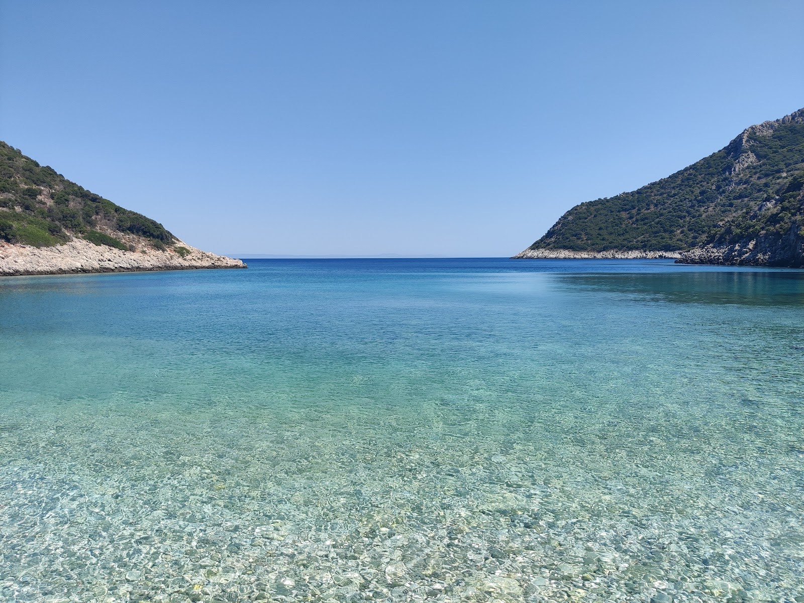 Antrogialos beach的照片 带有碧绿色纯水表面