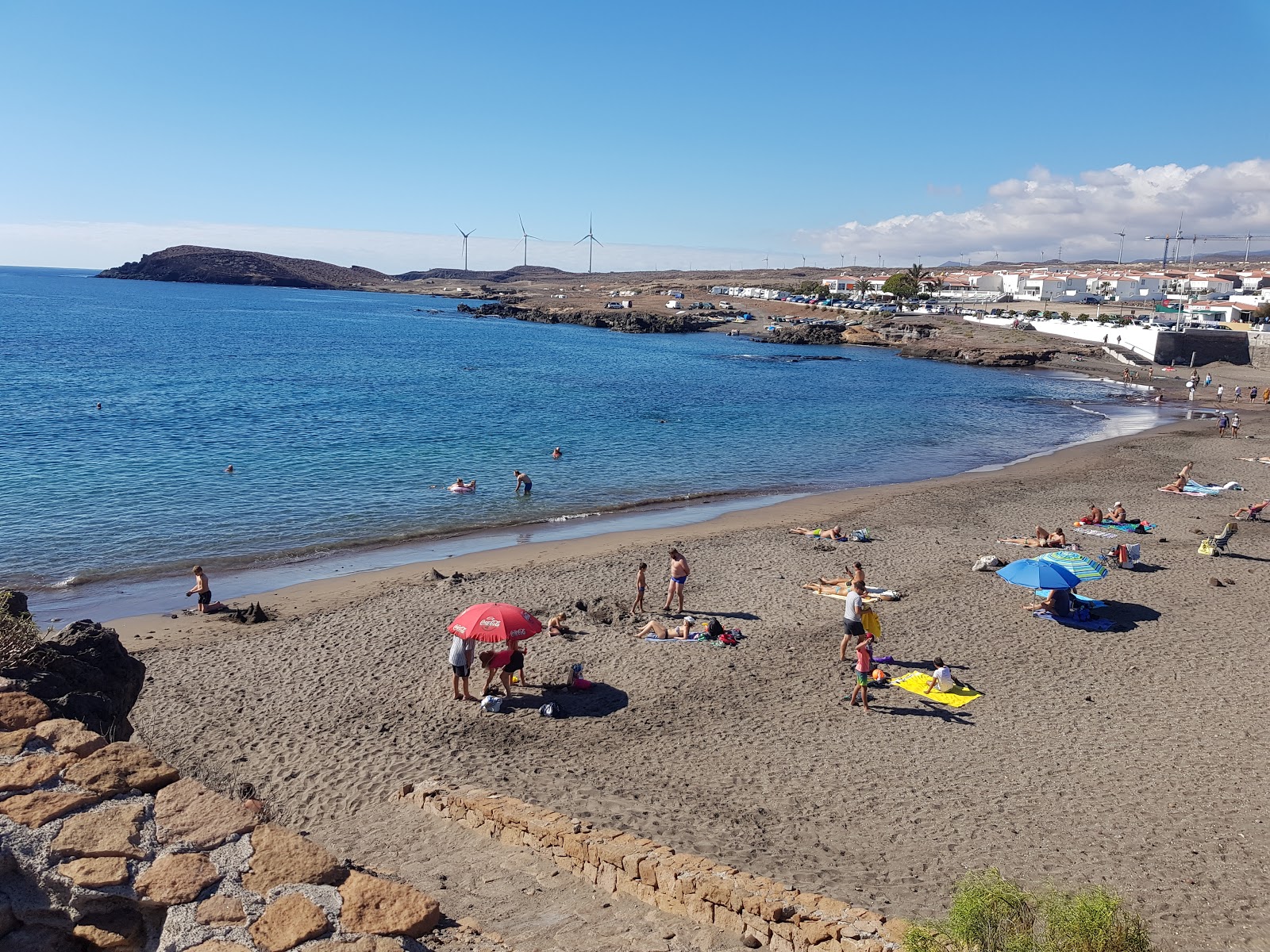 Foto von Playa De Los Abriguitos mit brauner sand Oberfläche