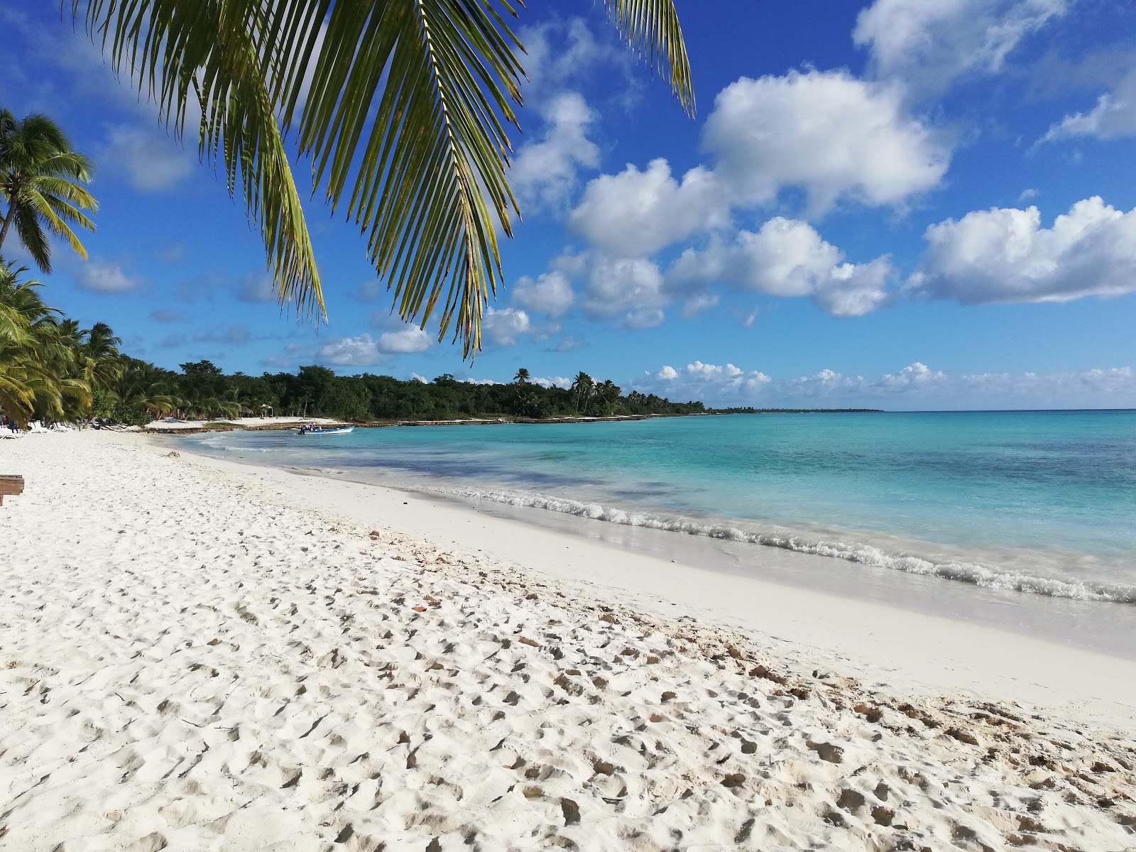 Foto von Bavaro Strand mit feiner beiger sand Oberfläche