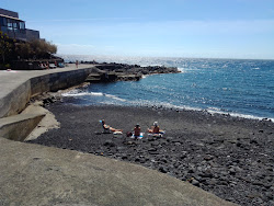 Foto von Playa de la Caleta und die siedlung