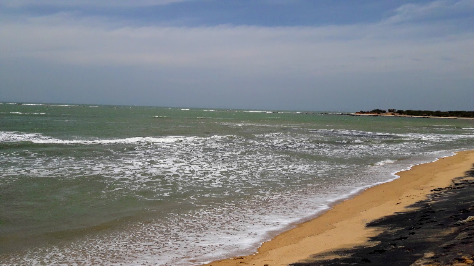 Rocky Beach的照片 带有碧绿色水表面