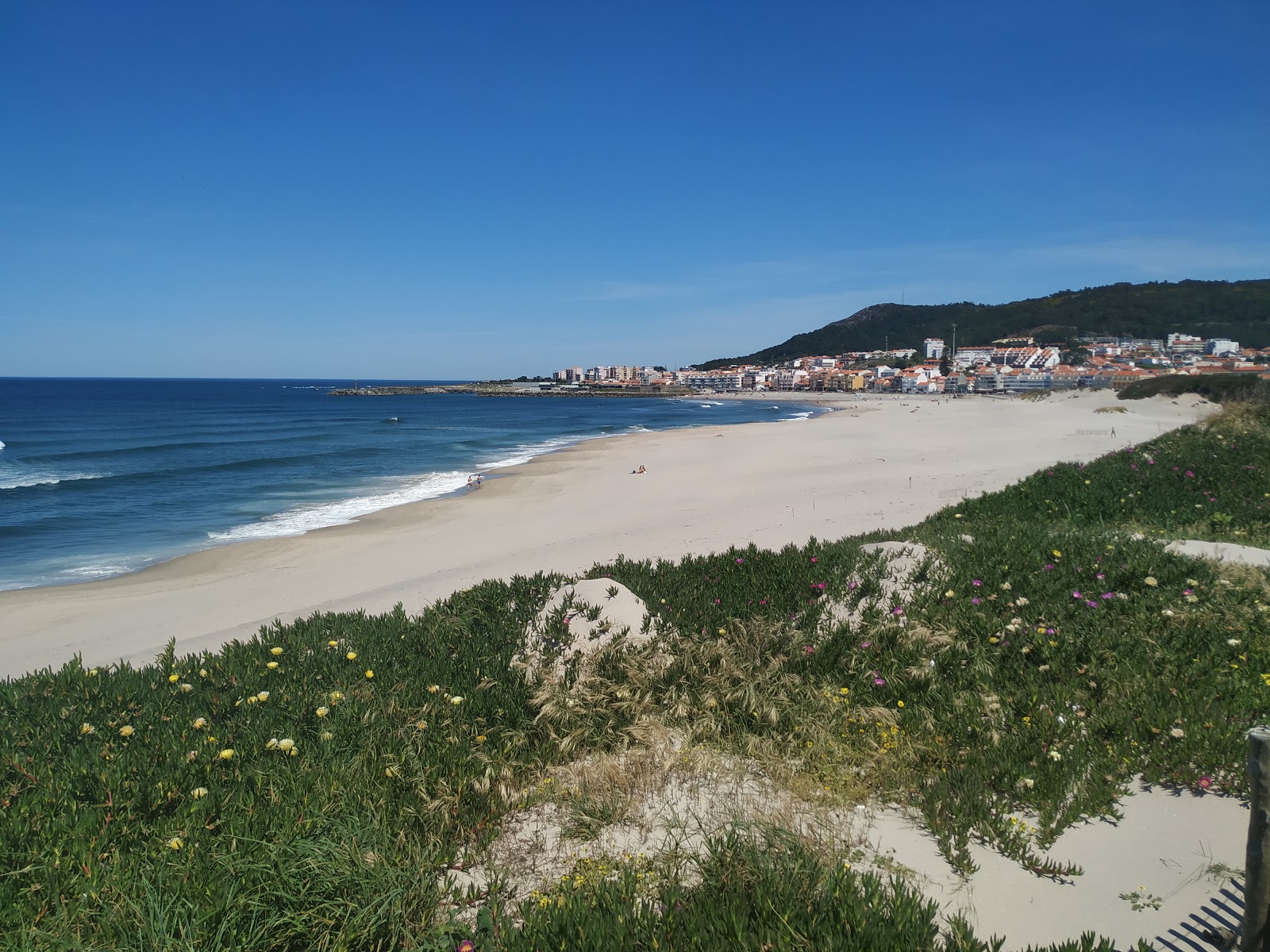 Photo de Praia da Duna do Caldeirao avec l'eau turquoise de surface