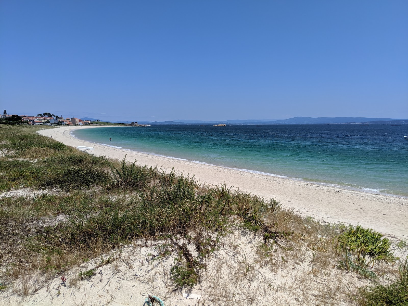 Foto de Castro beach con arena blanca superficie