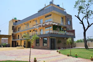 Hotel Aura inn-marriage lawn/banquet hall/couple rooms/party place in basti image
