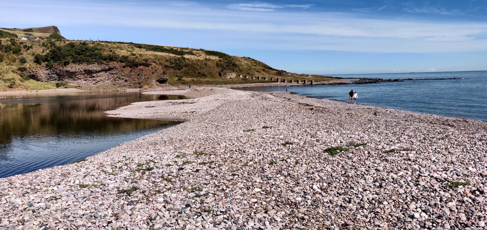 Φωτογραφία του Inverbervie Beach με καθαρό νερό επιφάνεια