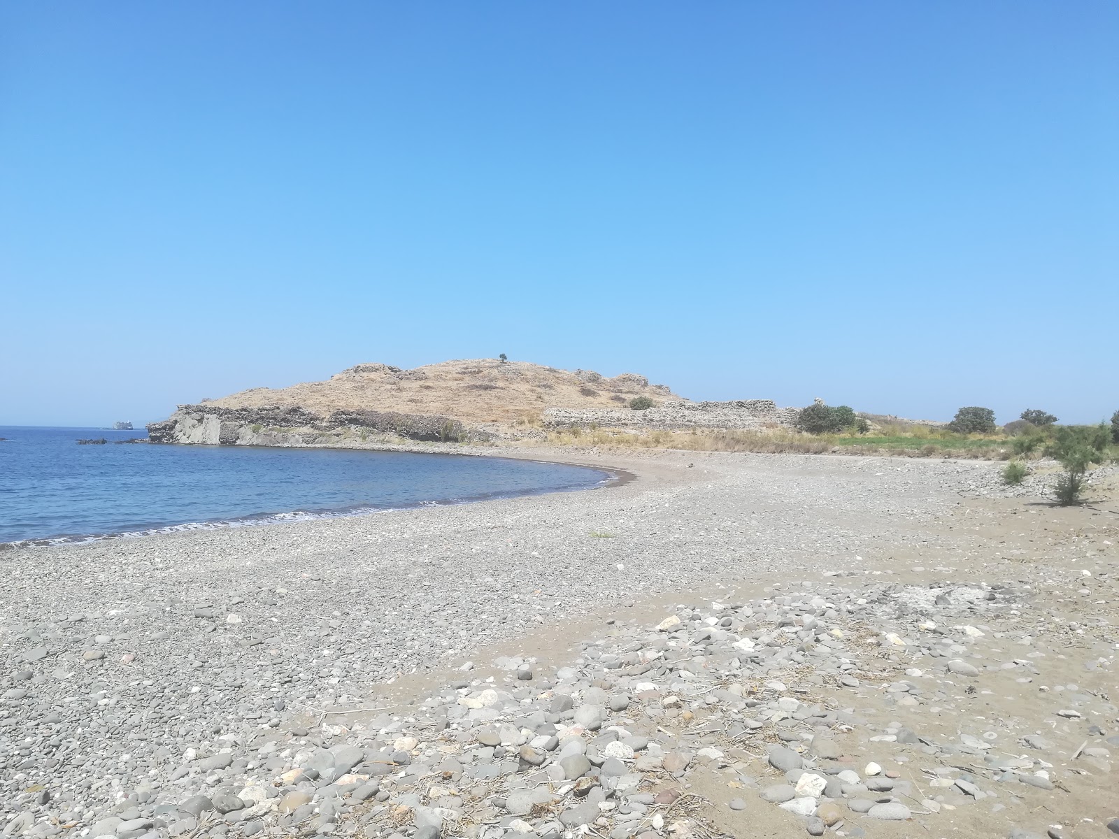 Fotografie cu Katavathra beach cu nivelul de curățenie in medie