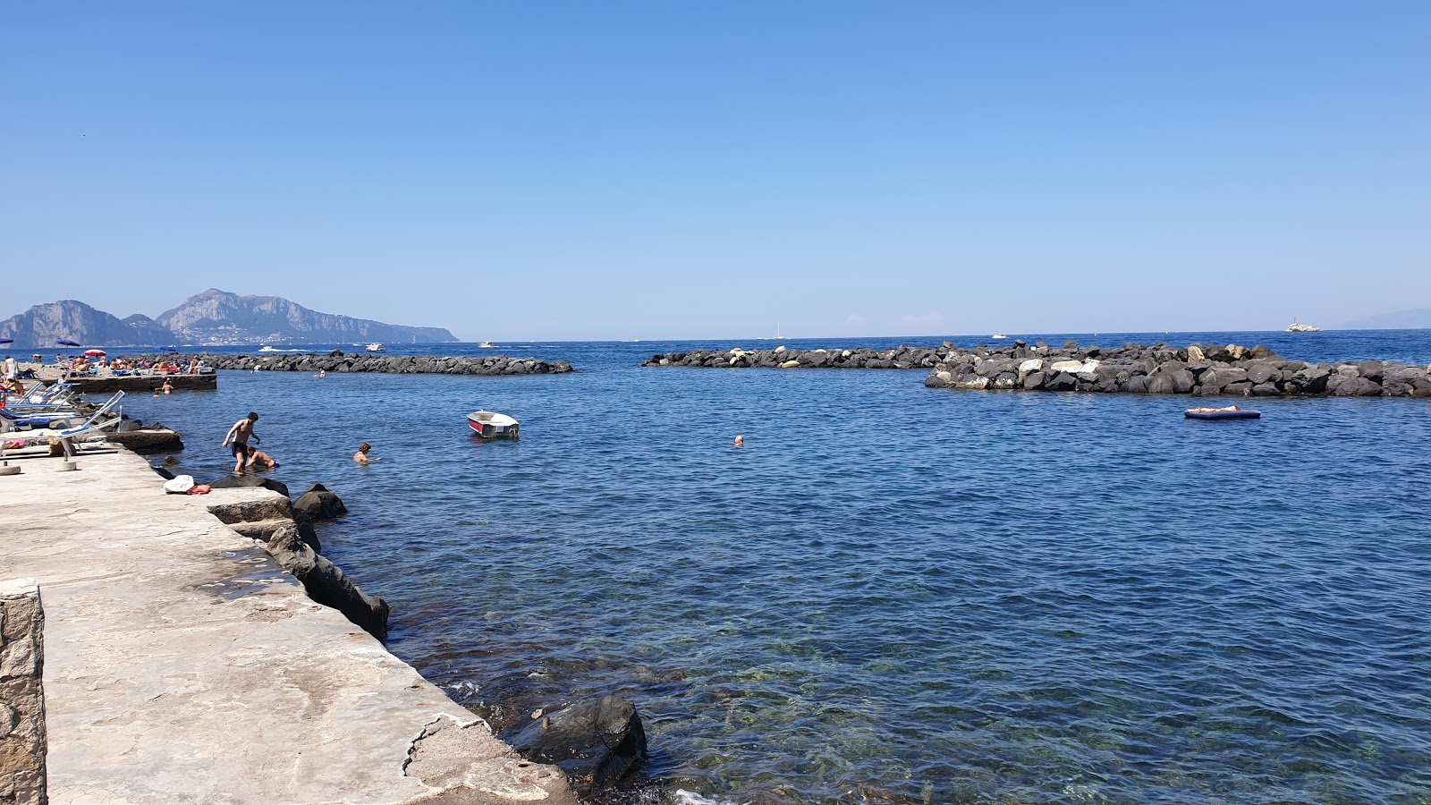 Spiaggia di San Montano的照片 带有蓝色的水表面