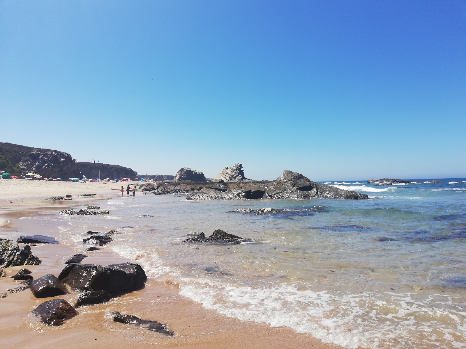 Valokuva Praia da Samoqueiraista. pinnalla turkoosi puhdas vesi:n kanssa