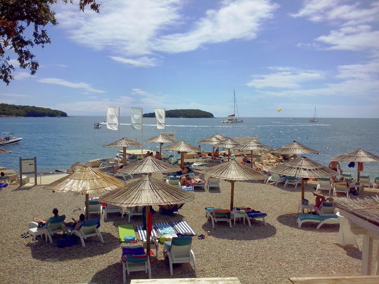 Foto von Polidor Strand mit viele kleine buchten