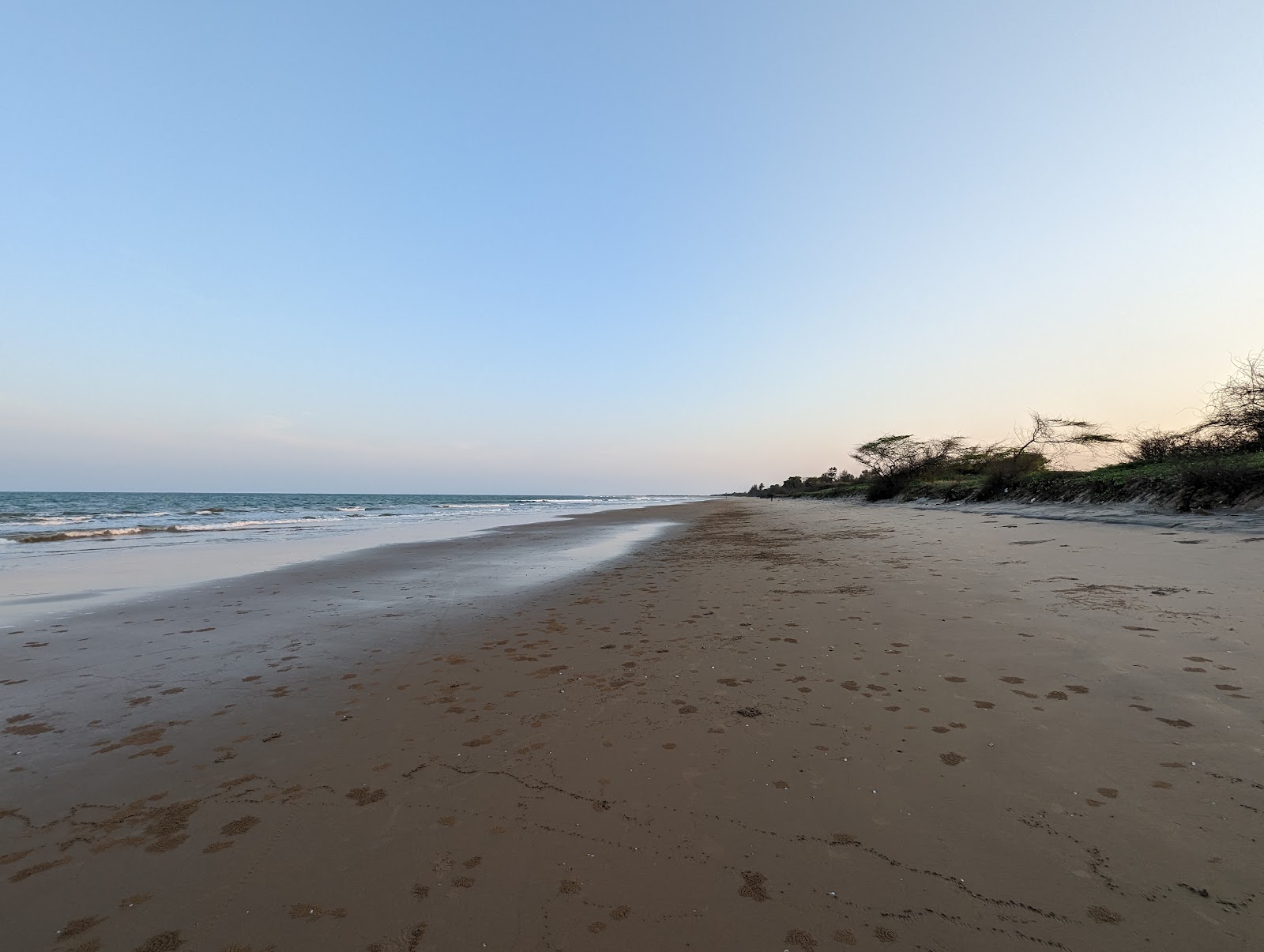Foto de Kanuparthi Beach com areia brilhante superfície