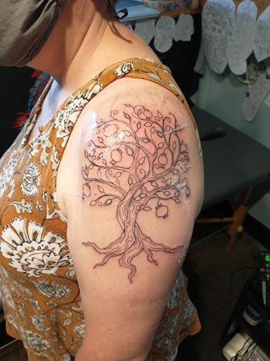 Tattoo Shop «Charmed Life Tattoo», reviews and photos, 754 N Limestone, Lexington, KY 40508, USA