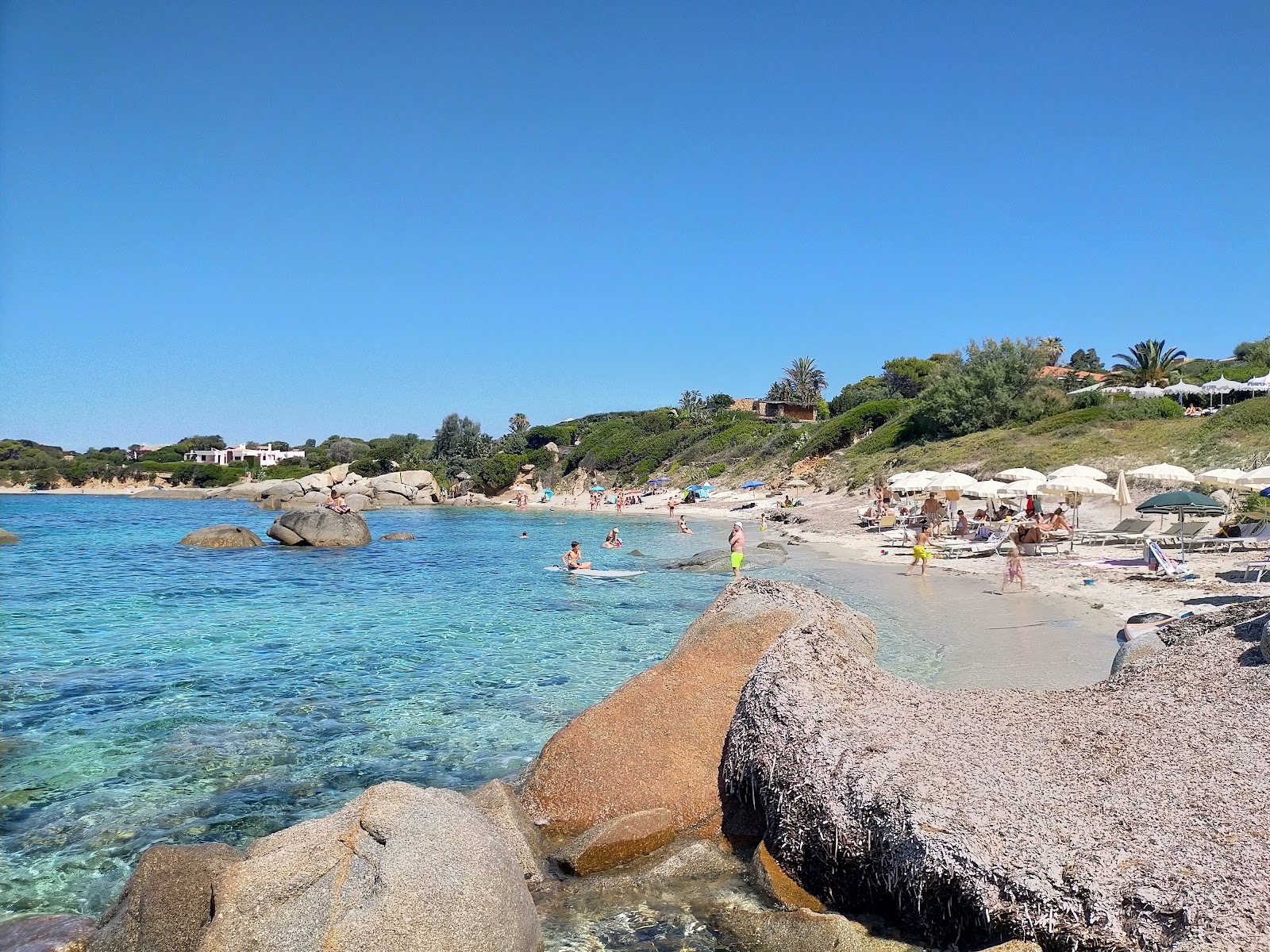 Fotografija Spiaggia Cala Caterina z svetel pesek površino
