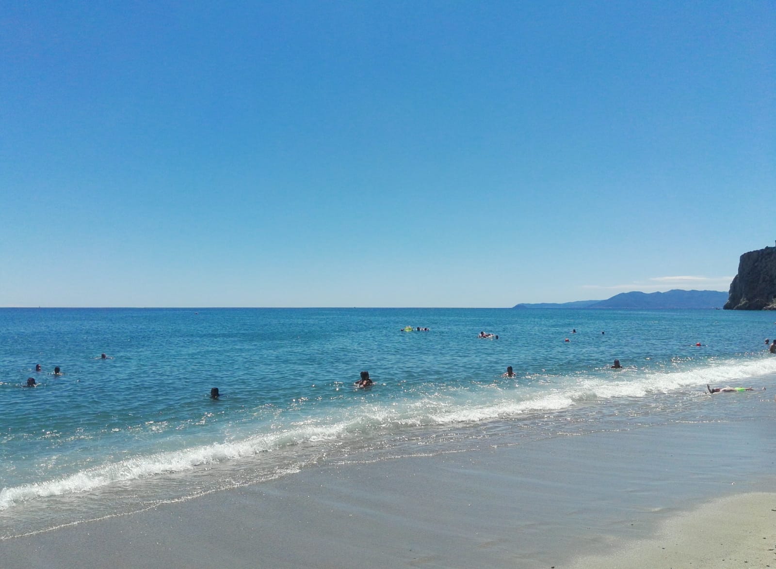 Fotografie cu Spiaggia libera Attrezzata cu o suprafață de apa albastra