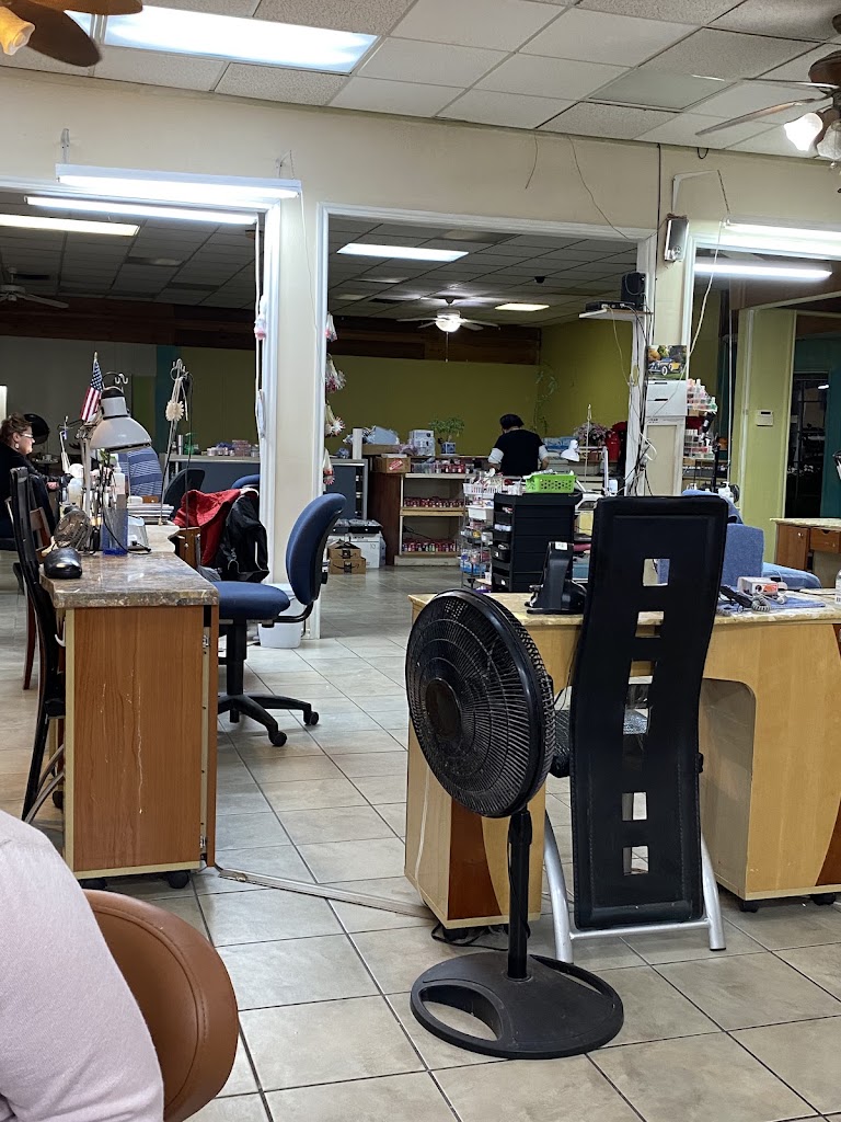 Leslie's Nails & Spa 78332
