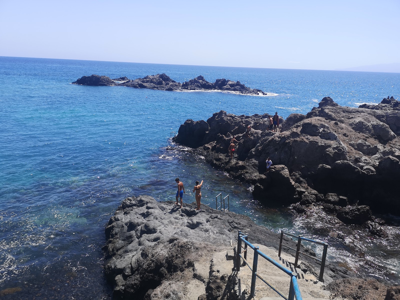 Foto von Playa Baja Larga umgeben von Bergen
