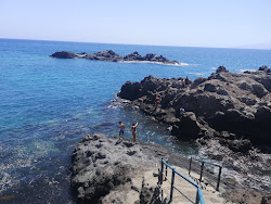 Foto von Playa Baja Larga umgeben von Bergen