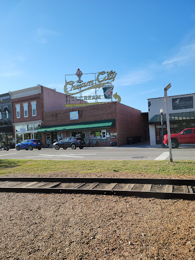 Cafe «Cream City Ice Cream & Coffee House», reviews and photos, 119 W Broad St, Cookeville, TN 38501, USA
