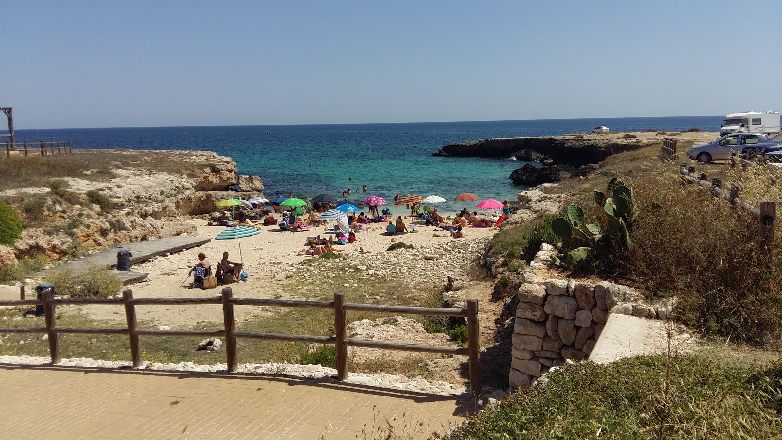 Fotografie cu Cala Monaci beach cu o suprafață de nisip beige și pietricele