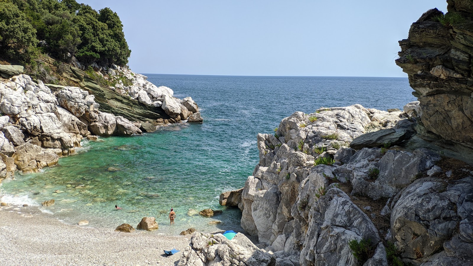 Foto di Petromelissa beach con una superficie del ciottolo leggero