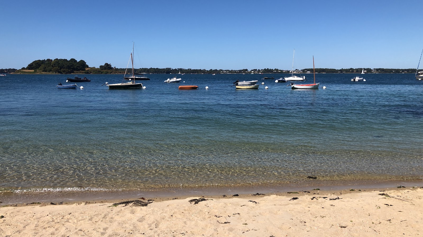 Plage Le Rudel'in fotoğrafı düz bir kıyı şeridi ile birlikte