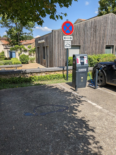 Borne de recharge de véhicules électriques SDE Dordogne Charging Station Val de Louyre et Caudeau