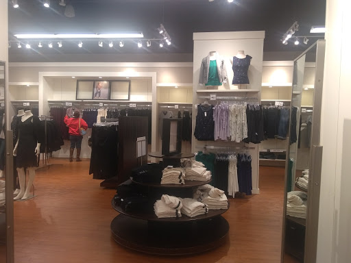 Clothing Store «Banana Republic Factory Store», reviews and photos, 407 N Alafaya Trail, Orlando, FL 32828, USA