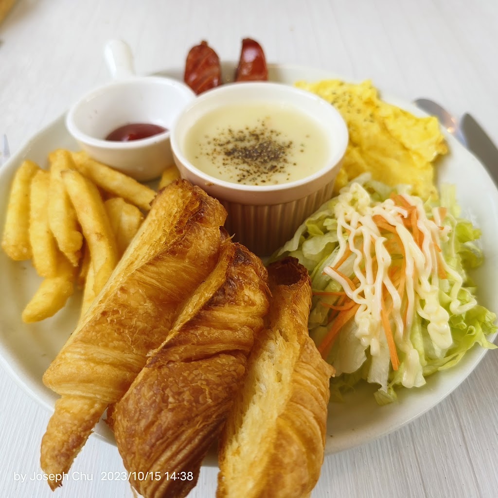 來福咖啡 Life Cafe/高架橋下網球場對面的停車場內中間白色貨櫃屋 的照片