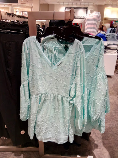 Shopping Mall «Powell Street Plaza Shopping Center», reviews and photos, 5795 Christie Ave, Emeryville, CA 94608, USA