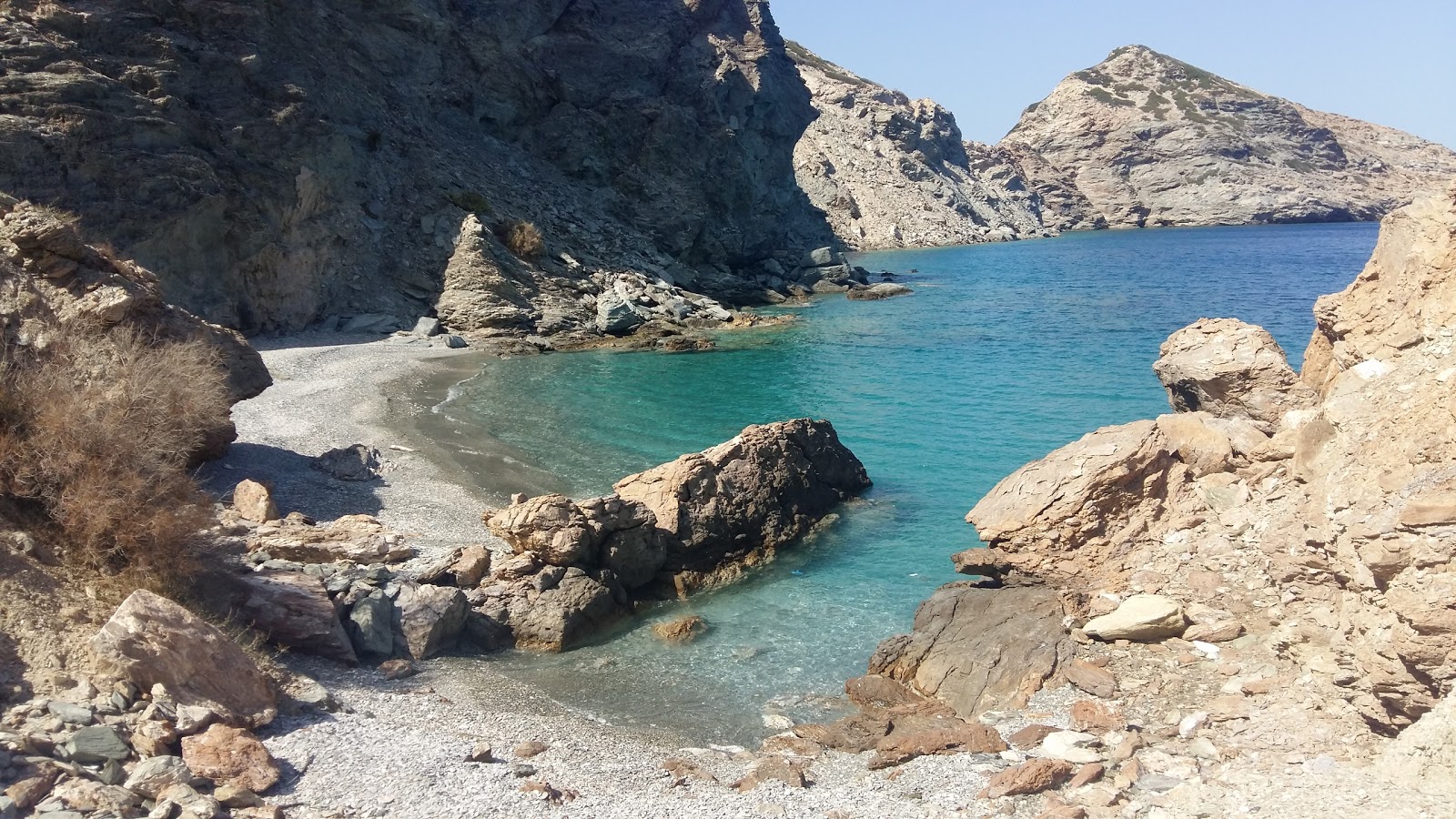 Foto di Tripiti Beach con una superficie del sabbia grigia e ciottoli