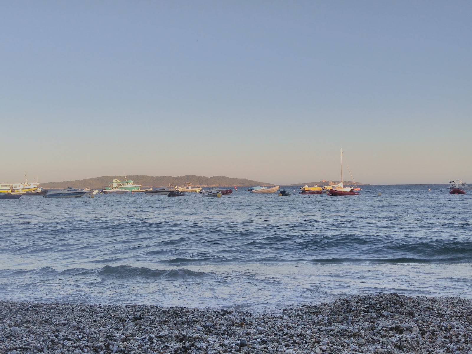 Photo de Plage du Port Auguier avec un niveau de propreté de assez propre