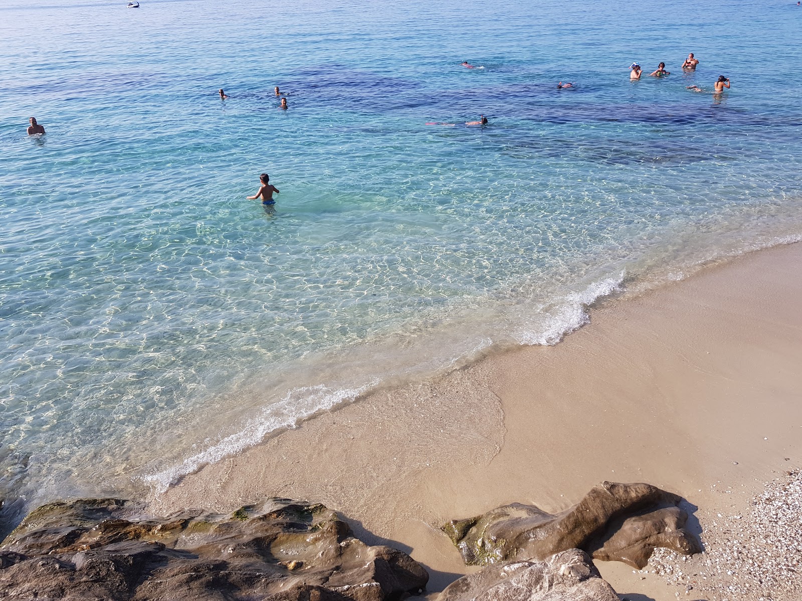 Foto de White Jean beach con agua cristalina superficie