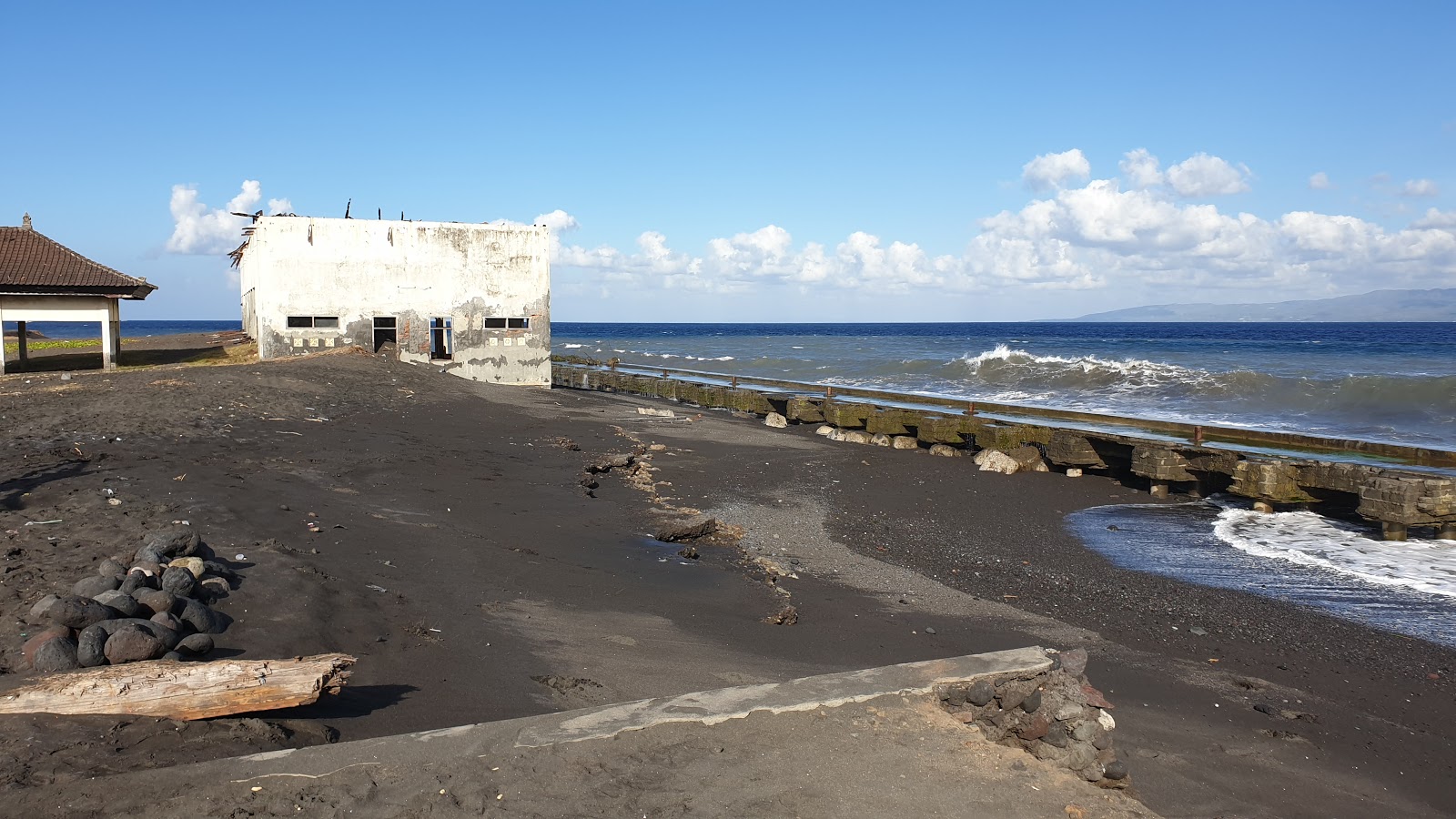 Foto di Karangnadi Beach e l'insediamento