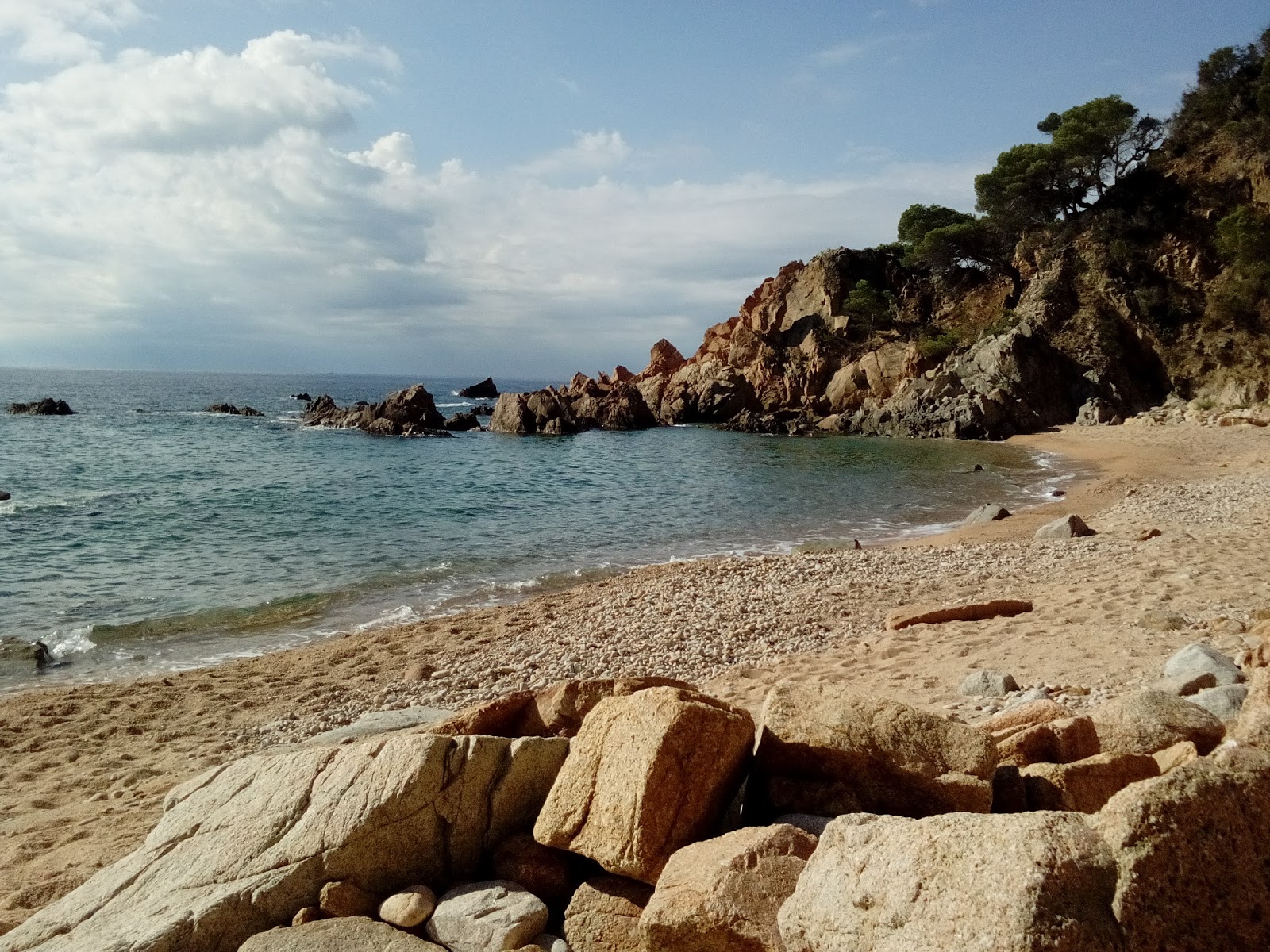 Foto van Platja de la Corcollada met kleine baai