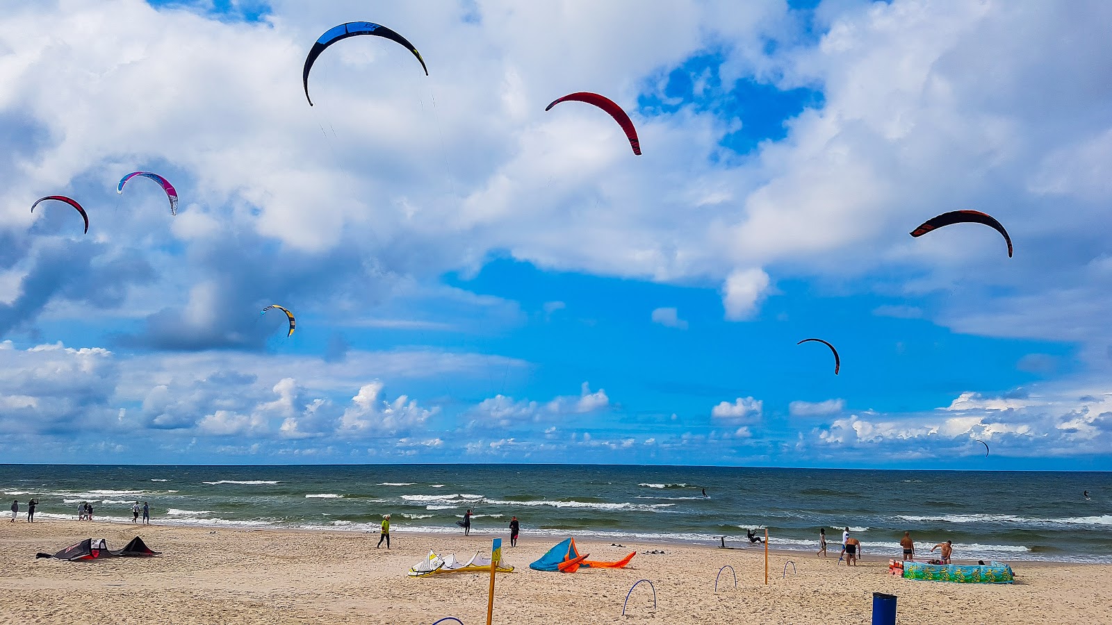 Photo de Leba Naturist Beach - bon endroit convivial pour les animaux de compagnie pour les vacances