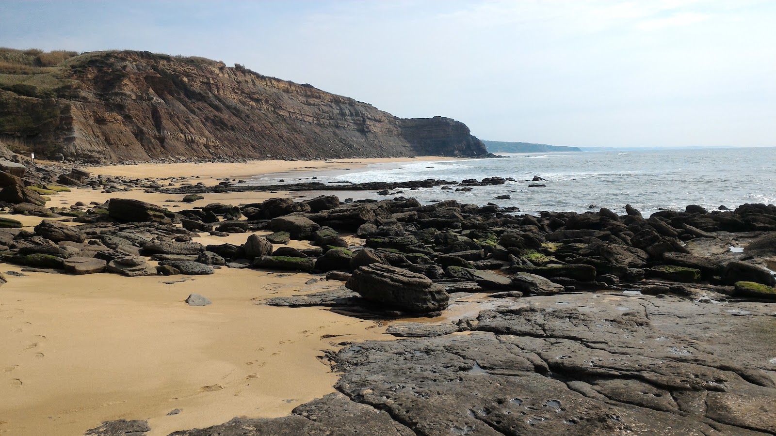 Foto von Praia do Canical umgeben von Bergen
