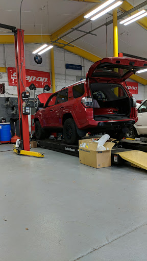 Auto Body Shop «Alewife Automotive Center & Hanson & Tilton Collision Werks», reviews and photos, 10 Sunnyside Ave, Arlington, MA 02474, USA