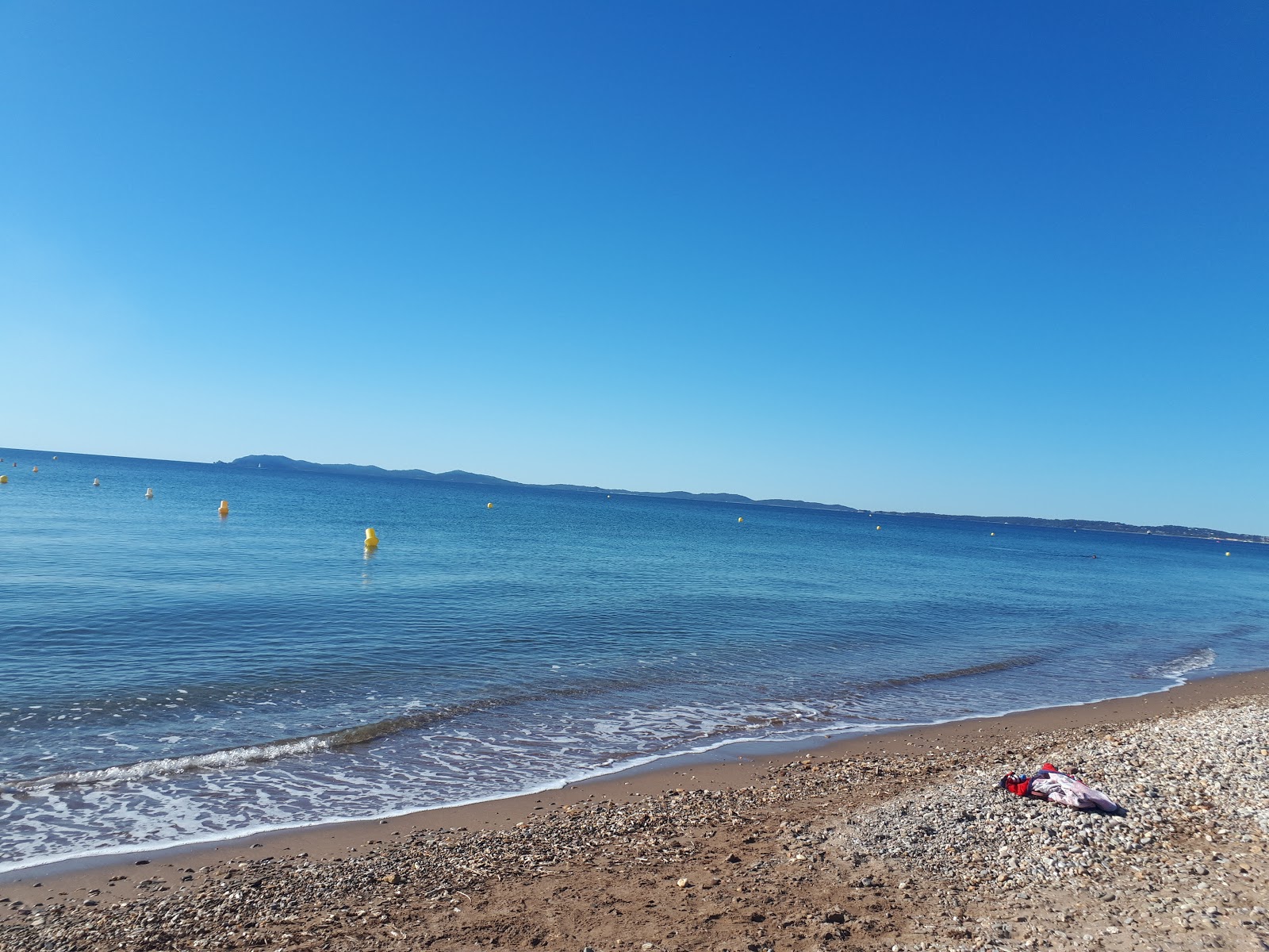 Foto de Praia de Ayguade com areia bege e seixos superfície
