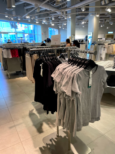 Clothing Store «H&M», reviews and photos, 37 Aquarium Way, Long Beach, CA 90802, USA