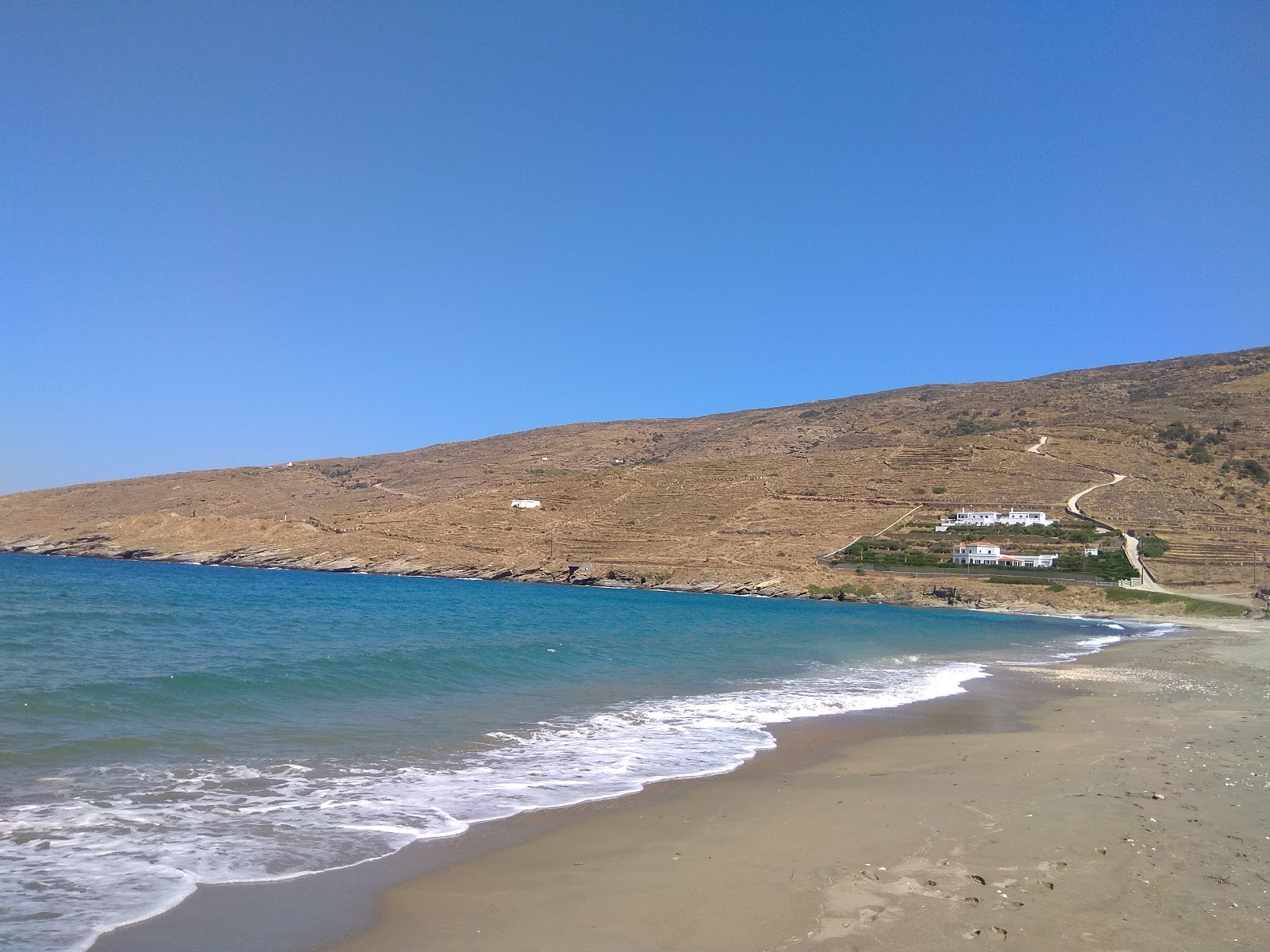 Paralia Milos'in fotoğrafı parlak kum yüzey ile