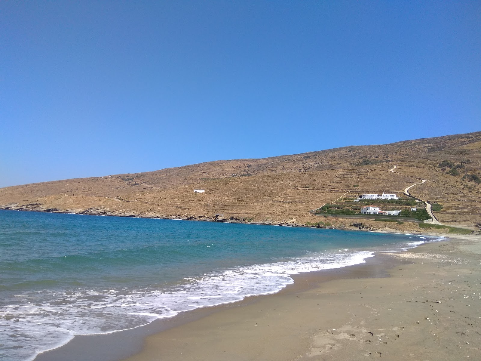Foto di Paralia Milos con una superficie del sabbia beige