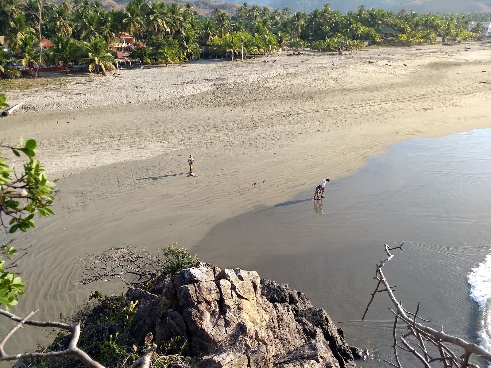 Zdjęcie Playa Chuquiapan z powierzchnią brązowy piasek