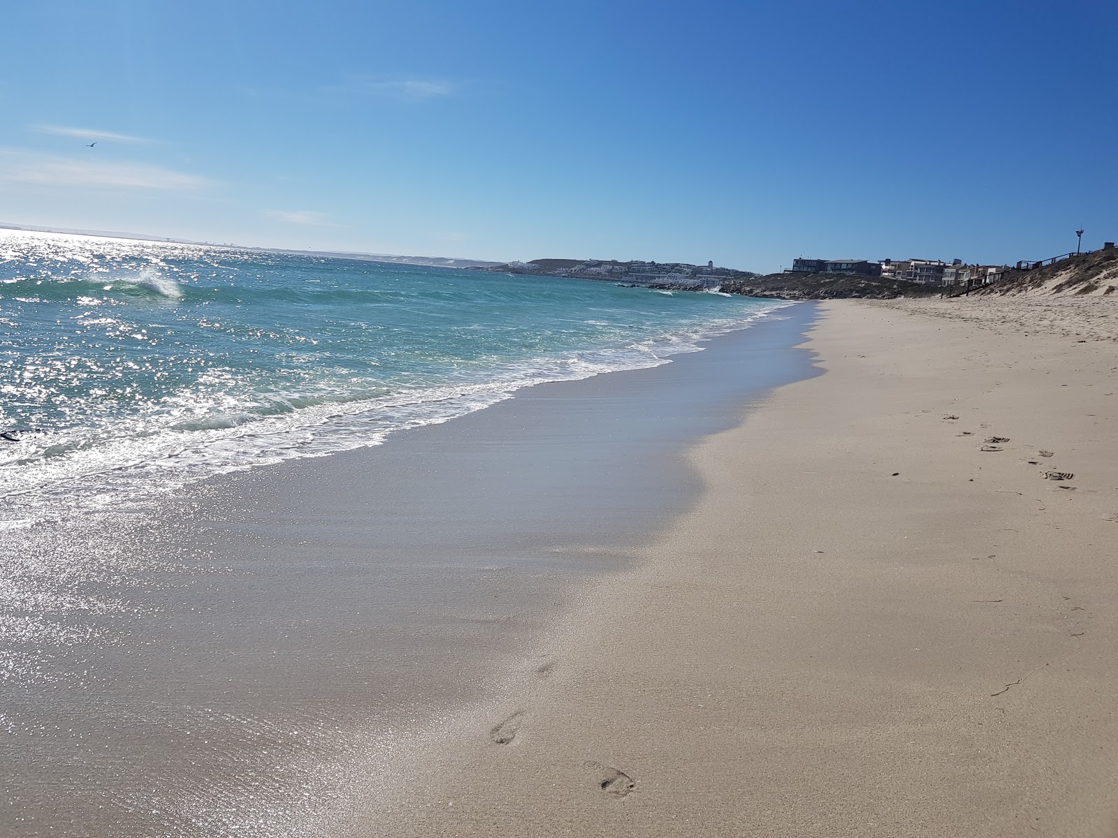 Foto van Calypso beach met helder fijn zand oppervlakte